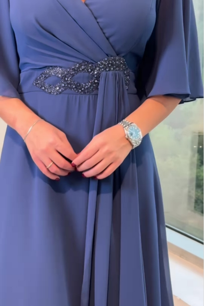 Clyra | Szykowna długa sukienka z lekkiego szyfonu z wycięciem w kształcie litery V