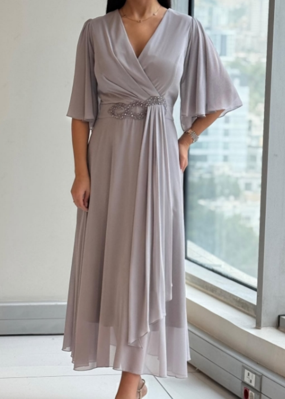 Clyra | Szykowna długa sukienka z lekkiego szyfonu z wycięciem w kształcie litery V