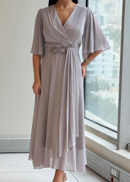 Clyra | Szykowna długa sukienka z lekkiego szyfonu z wycięciem w kształcie litery V